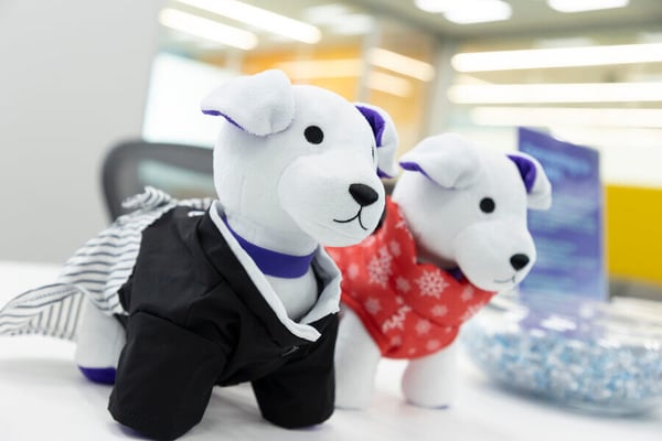 Datadogのオフィスエントランスで迎えてくれるDatadogの犬のぬいぐるみ