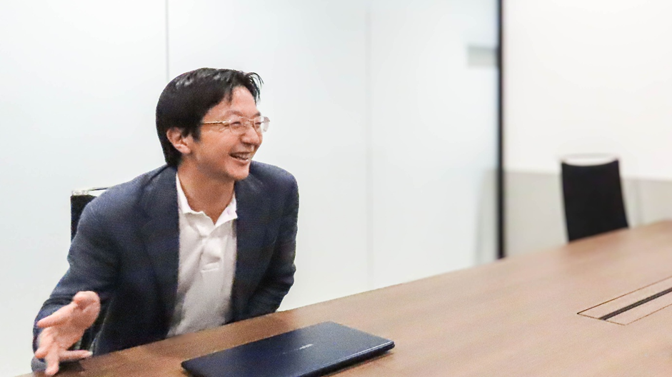 インタビューに答える橋本氏